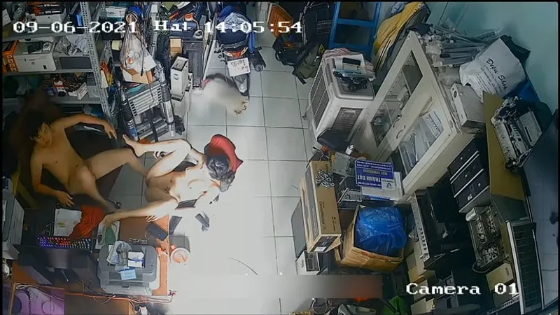 Vợ ông xã nắc nhau trong của thằng nhỏ máy tính