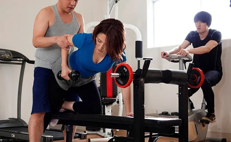 Gã chồng phát hiện cô vợ vụng trộm với huấn luyện viên thể hình