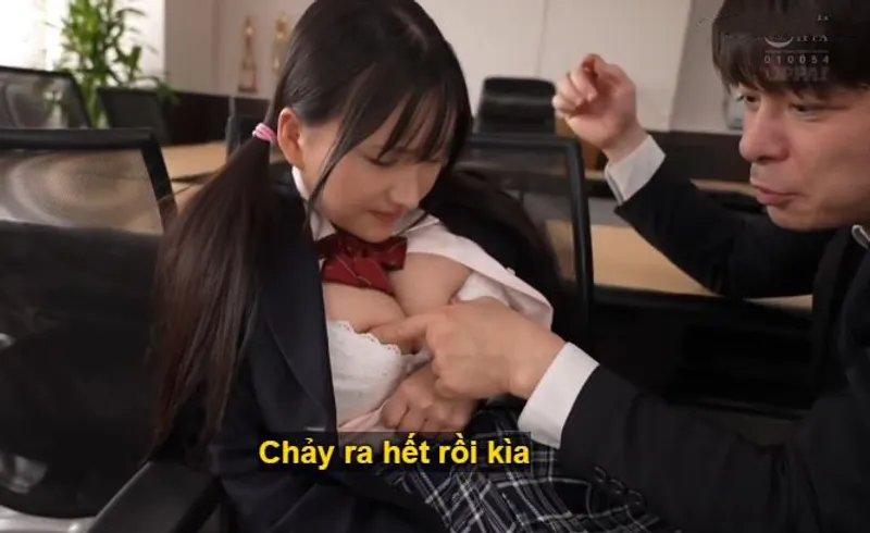 Suốt 3 năm, thầy giáo rèn luyện cô học trò ngực đẹp thành “bình đựng tinh”